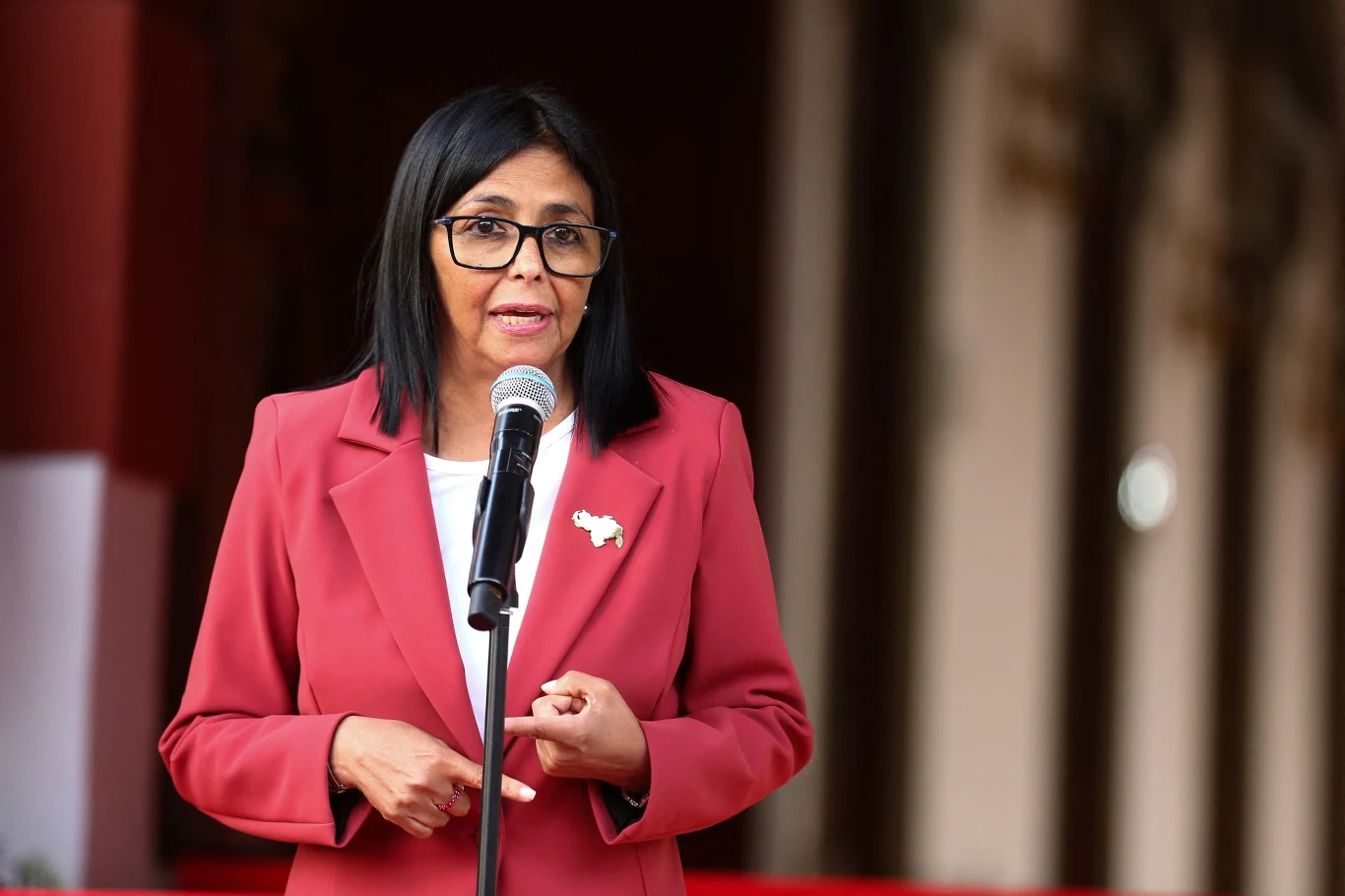 Pełniąca obowiązki prezydenta Wenezueli Delcy Rodriguez zapewnia, że jej kraj zachowuje kontrolę nad złożami ropy naftowej mimo wieloletniej umowy z USA Delcy Rodriguez w czerwonym żakiecie mówi do mikrofonu o kontroli Wenezueli nad złożami ropy.