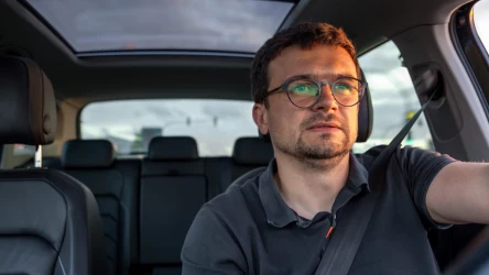 Jeśli w polu 12 prawa jazdy widnieje kod 01.01, kierowca ma obowiązek prowadzić w okularach.