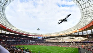 Niebezpieczny przelot nad stadionem w Kapsztadzie. Samoloty tuż nad kibicami