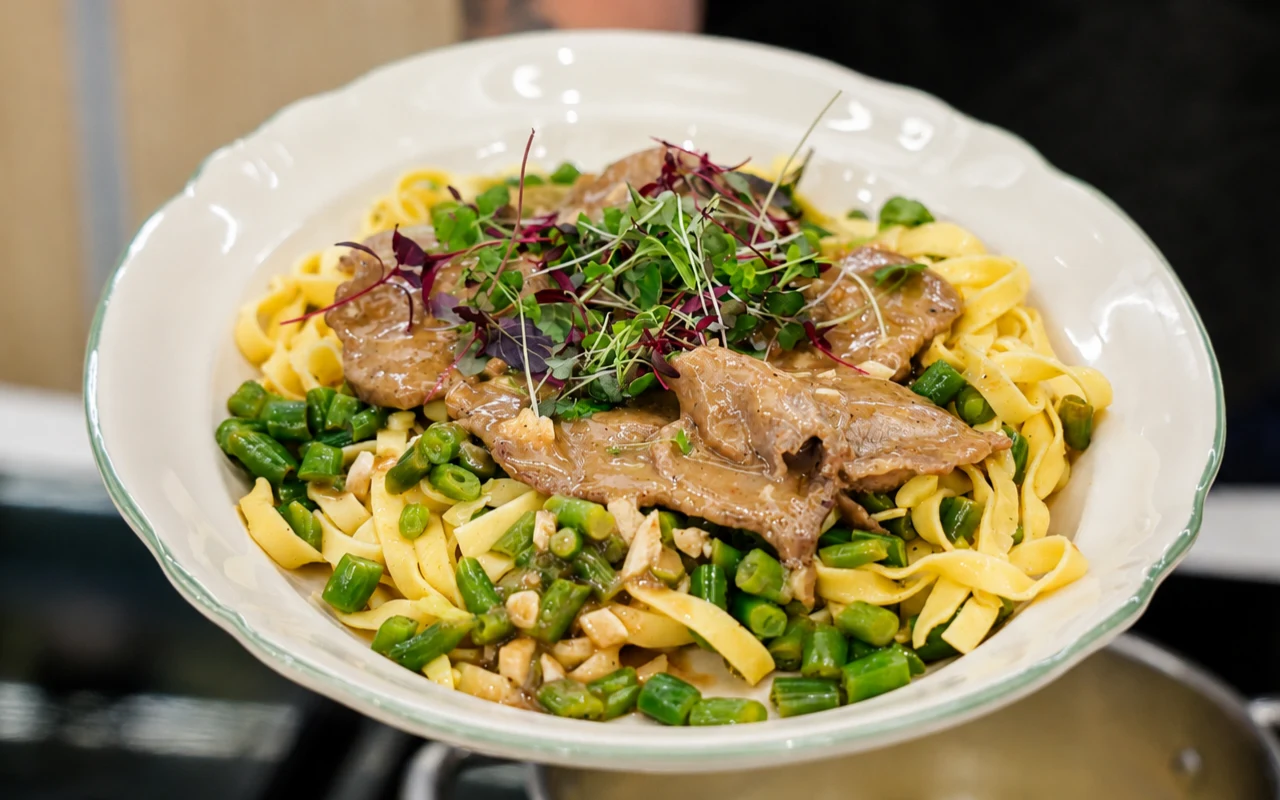 Eskalopki cielęce z tagliatelle, fasolką i sosem cytrynowym Eskalopki cielęce z tagliatelle, fasolką i sosem cytrynowym, w głębokim talerzu.