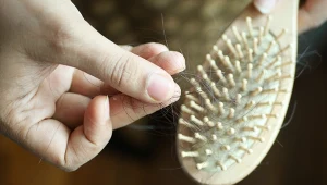Nasze babcie znały ten trik na wypadające włosy. Wystarczą 2 składniki