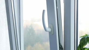 Biel z żółknie, antracyt się nagrzewa. Teraz montuje się takie okna
