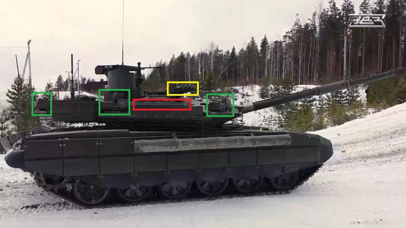 Czołg T-90M z zaznaczoną częścią elementów systemu Arena-M: kolor zielony - sensory radarowe, kolor czerwony - jedno z miejsc wyrzutni kaset z ładunkiem wybuchowym, kolor żółty - przesunięta wyrzutnia granatów dymnych. Czarny czołg na śnieżnej drodze z widocznymi prostokątami w różnych kolorach zaznaczającymi kluczowe elementy wieży i kadłuba, w tle las sosnowy.
