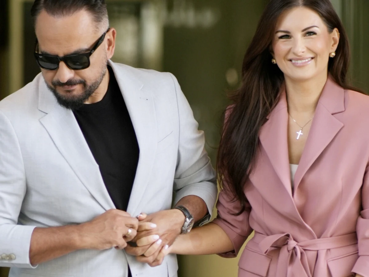 Agustin Egurrola, Diana Egurrola Agustin Egurrola w okularach i Diana Egurrola w jasnych strojach ślubnych trzymają się za ręce.