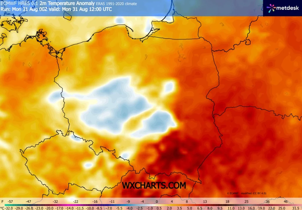 Mapa Polski z zaznaczonymi anomaliami temperatury, gdzie centralna i południowo-zachodnia część kraju wyróżniają się znacznym ochłodzeniem w postaci jasnoniebieskich i białych obszarów otoczonych intensywnie pomarańczowymi i czerwonymi odcieniami wskaz...