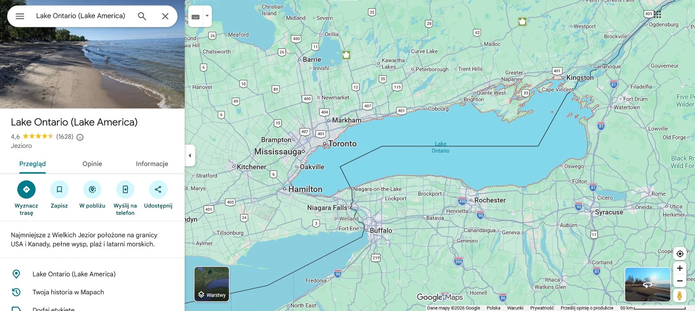 W polskiej wersji aplikacji nadal widnieje pojedyncza nazwa jeziora "Lake Ontario" (zrzut ekranu z 31 sierpnia 2026 r.) Mapa regionu wokół jeziora Ontario z zaznaczonymi głównymi miastami, takimi jak Toronto, Hamilton, Rochester oraz granicą między Kanadą a Stanami Zjednoczonymi; po lewej prezentowane są informacje o jeziorze i zdjęcie jego linii brzegowej.