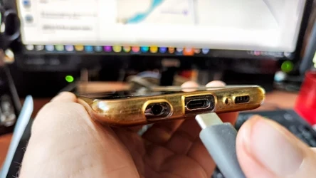 Telefon nie chce się ładować? Przyczyną nie zawsze jest zepsuty kabel, czasem wystarczy wyczyścić port USB-C.