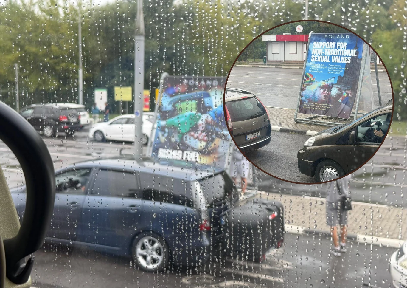 Byłam na granicy z Białorusią. "Błagam, niech mnie pani przewiezie przez granicę, zapłacę" Czarny samochód kombi z przyczepą reklamową, na której umieszczony jest plakat z hasłem dotyczącym wartości seksualnych w Polsce, stoi zaparkowany na miejskim parkingu podczas deszczowej pogody.