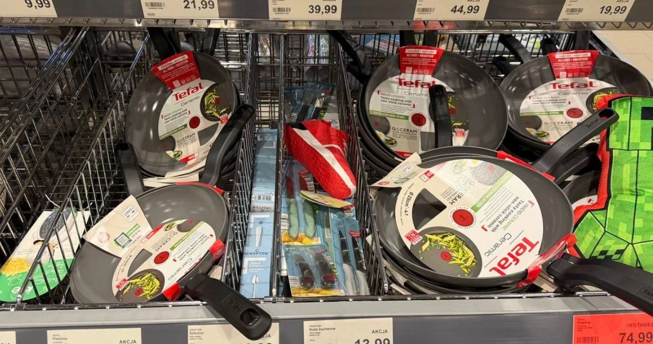 Wyprzedaż patelni Tefal w Aldi. Od soboty dojdą garnki i patelnie od 49,99 zł Patelnie Tefal w szarym kolorze o różnych rozmiarach w metalowych koszach sklepowych w Aldi