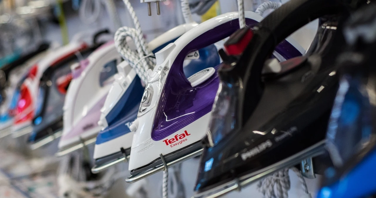 Sprzęt Tefal w promocyjnych cenach w Carrefour. Małe AGD do domu już od 79,99 zł Różnokolorowe żelazka Tefal na półce sklepu Carrefour, widoczne logo Tefal na jednym urządzeniu.