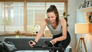 Trening na rowerze stacjonarnym w domu
