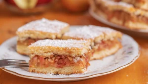 Jeden trik sprawia, że jabłka w szarlotce są zwarte, a spód kruchy