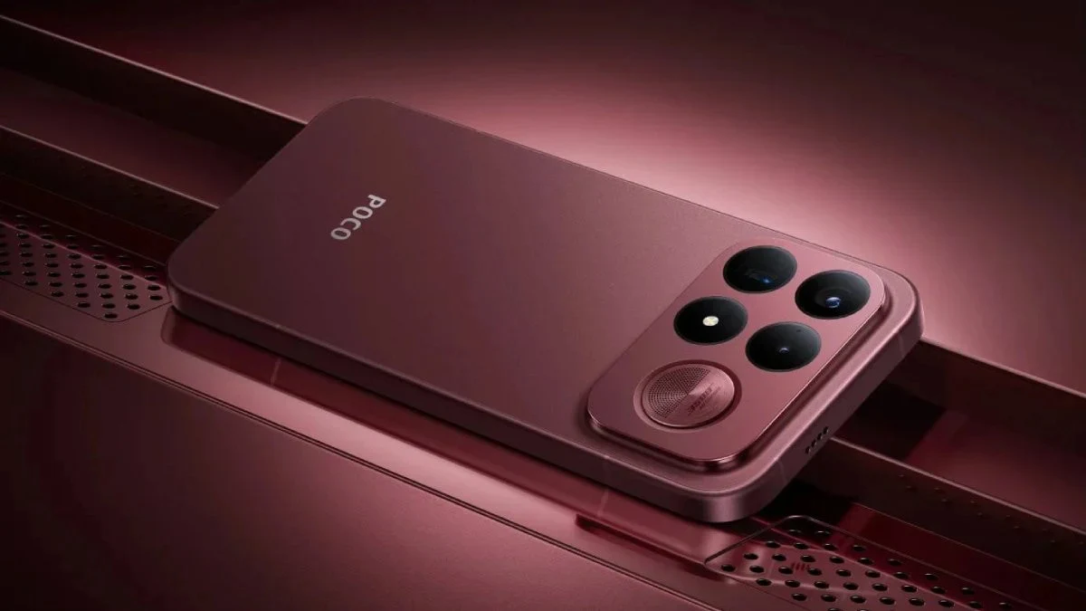 Nowoczesny smartfon POCO w kolorze bordowym z czterema obiektywami aparatu na tylnym panelu, umieszczony na metalicznej powierzchni w podobnym odcieniu.