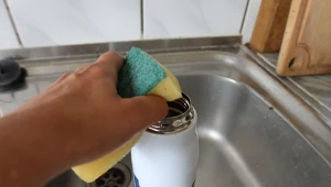 Używasz bidonu codziennie? Kilka minut wystarczy, żeby usunąć bakterie