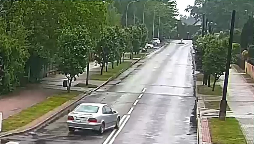 Wysiadł z jadącego Mercedesa. Samochód uderzył w ogrodzenie