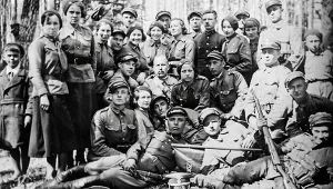 Oddział AK Wiktora Kozłowskiego "Dunina" (drugi od prawej w pierwszym rzędzie). Okolice Igalina