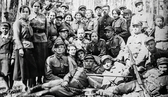 Oddział AK Wiktora Kozłowskiego "Dunina" (drugi od prawej w pierwszym rzędzie). Okolice Igalina