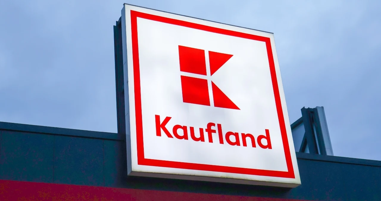 Kaufland wystawił markową modę męską. Pierre Cardin i Tommy Hilfiger od 34,99 zł Podświetlony szyld Kaufland z czerwonym logo i napisem na tle jasnego nieba.