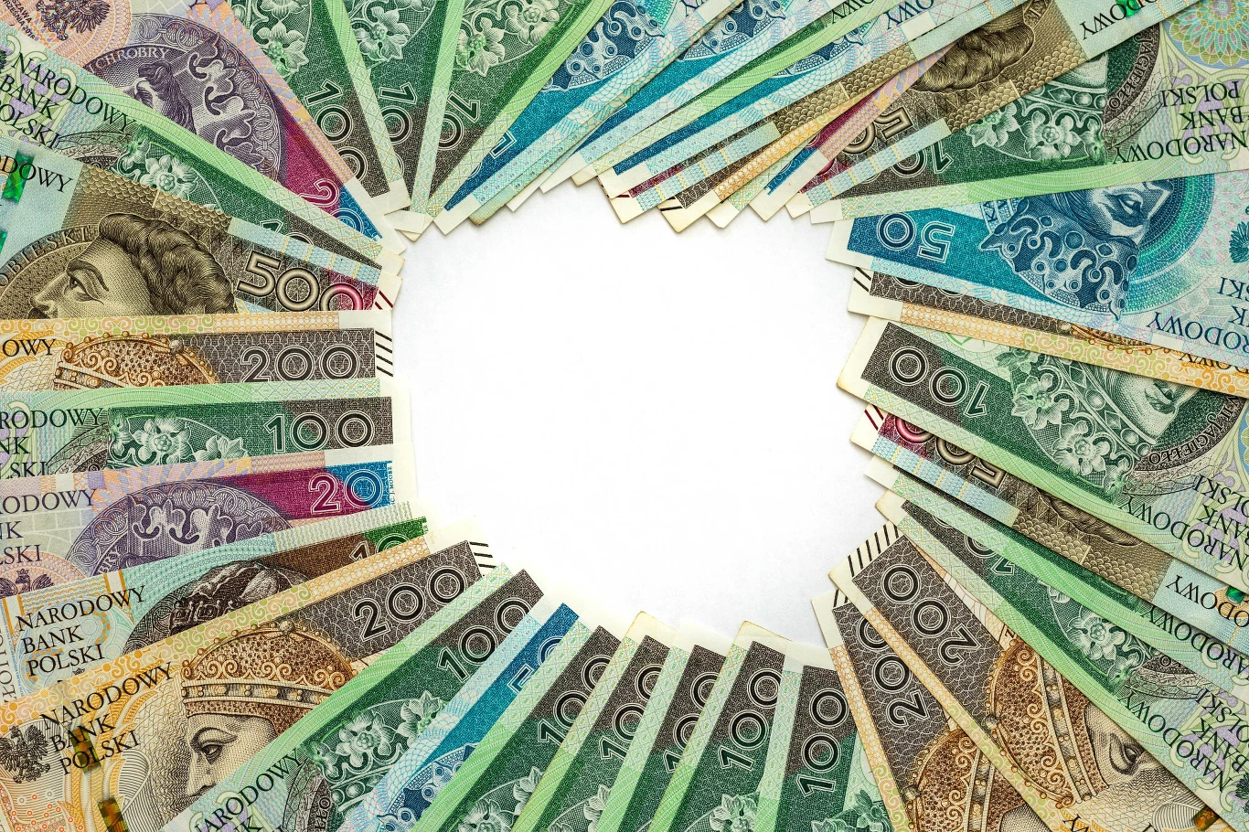 Instytucje państwowe mogą szykować się na rekordowe finansowanie Polskie banknoty o nominałach 10, 20, 50, 100 i 200 złotych rozłożone wachlarzowo, tworząc kształt Polski.