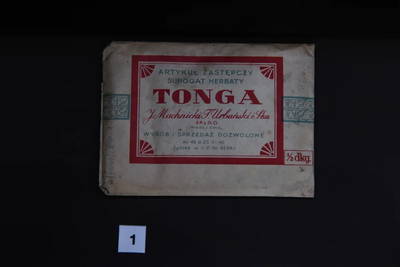 Surogat (zamiennik) herbaty "Tonga", powszechny w czasie niedoboru i racjonowania żywności, ze zbiorów Muzeum II wojny światowej w Gdańsku