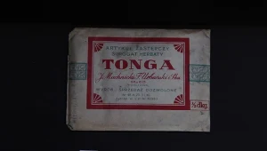 Surogat (zamiennik) herbaty "Tonga", powszechny w czasie niedoboru i racjonowania żywności, ze zbiorów Muzeum II wojny światowej w Gdańsku 
