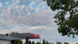 Na warszawskich stacjach paliw widać 31 sierpnia spory ruch