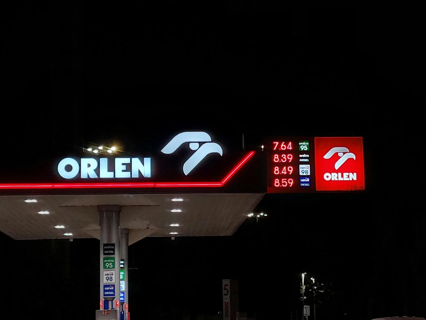 Ceny paliw 1 września po zakończeniu CPN-u na jednej z warszawskich stacji Stacja paliw Orlen z podświetlonym logo oraz elektronicznym wyświetlaczem prezentującym ceny paliw przy dystrybutorach.