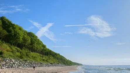 Piękna plaża, ruiny i widoki na Bałtyk. Trzęsacz to dobry kierunek na wrześniowy wyjazd. 