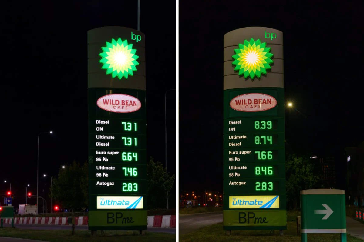 Dwa podświetlone totemy stacji BP z logo, nazwą Wild Bean Cafe oraz cenami paliw, ukazujące różnice w wyświetlanych wysokościach cen benzyny, diesla oraz autogazu w dwóch różnych lokalizacjach nocą.