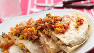 Domowa quesadilla z kurczakiem ze świeżą salsą. Meksykański klasyk w domowej kuchni