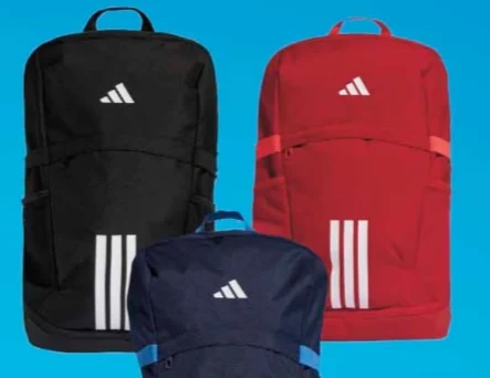 Trzy sportowe plecaki Adidas w kolorach czarnym, czerwonym i granatowym, każdy z charakterystycznym logo oraz trzema białymi paskami na przedniej kieszeni.