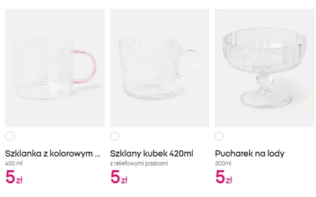 Trzy przezroczyste naczynia: kubek z różowym uchem, żebrowany szklany kubek oraz szklany pucharek na wysokiej nodze, każdy w cenie 5 zł.