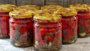 Marynowane pomidorki koktajlowe smak lata zamknięty w spiżarni