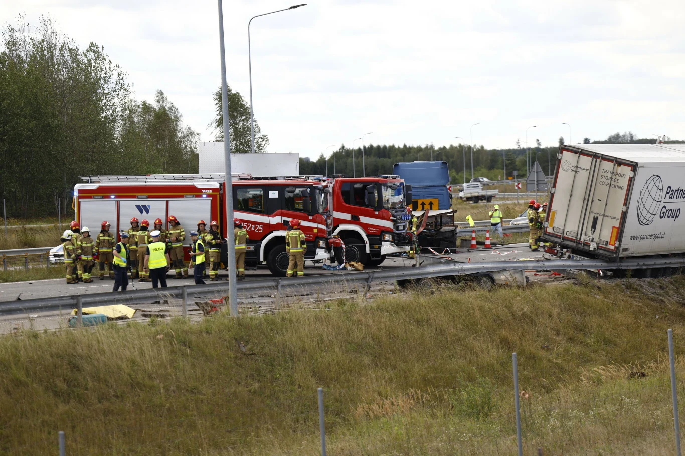 Śląskie: Tragiczny wypadek na autostradzie A1 pod Mykanowem służby ratunkowe prowadzą akcję przy rozbitych pojazdach ciężarowych na autostradzie, wokół zgromadzeni strażacy i ratownicy