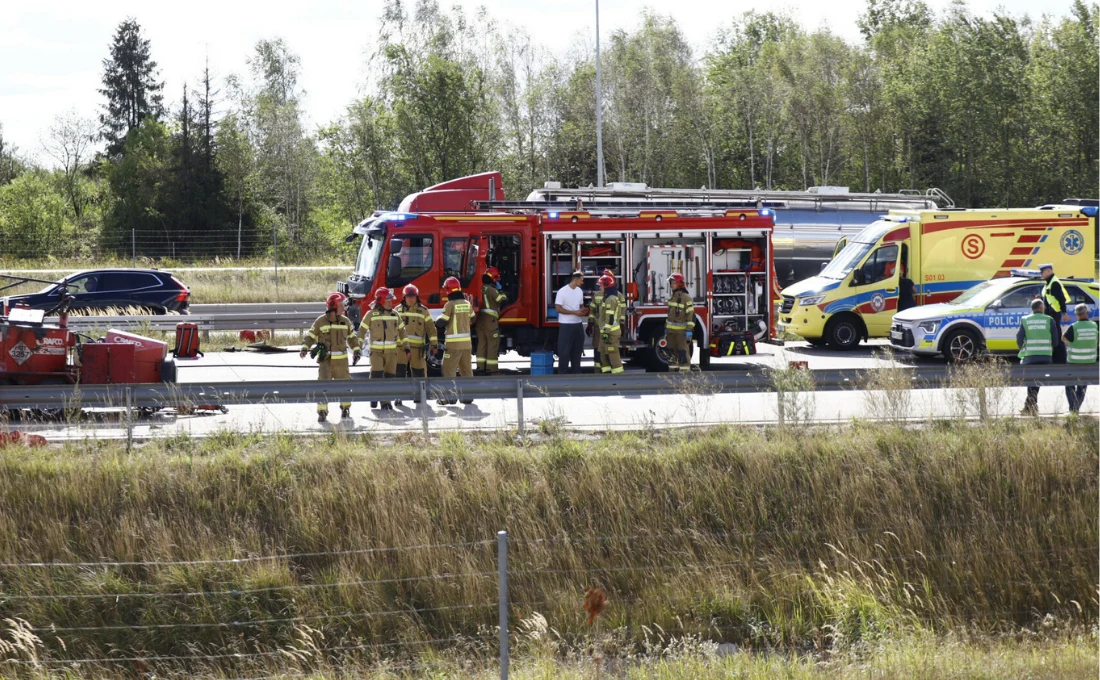 Śląskie. Na autostradzie A1 w rejonie miejscowości Mykanów doszło do tragicznego wypadku Strażacy i ratownicy medyczni przy wozie strażackim i karetce na autostradzie A1 po wypadku.
