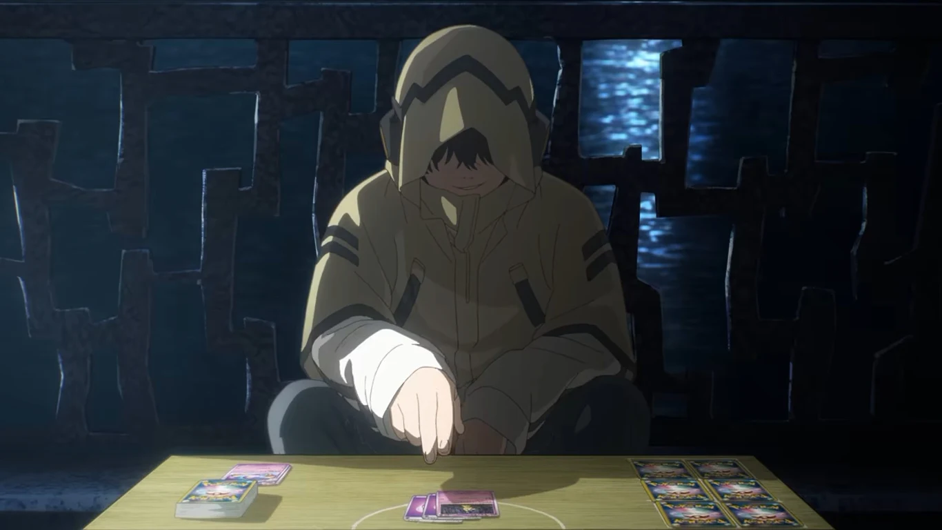Pokemon: Wild Card Młody gracz w żółtej bluzie z kapturem rozkłada karty Pokemon na stole, twarz ukryta w cieniu.