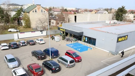 Jakie przepisy obowiązują na parkingu? Zwróć uwagę na znaki
