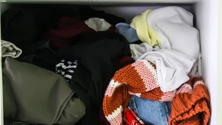 Niewiele trzeba, żeby w szafie był brzydki zapach. Jak się go pozbyć?