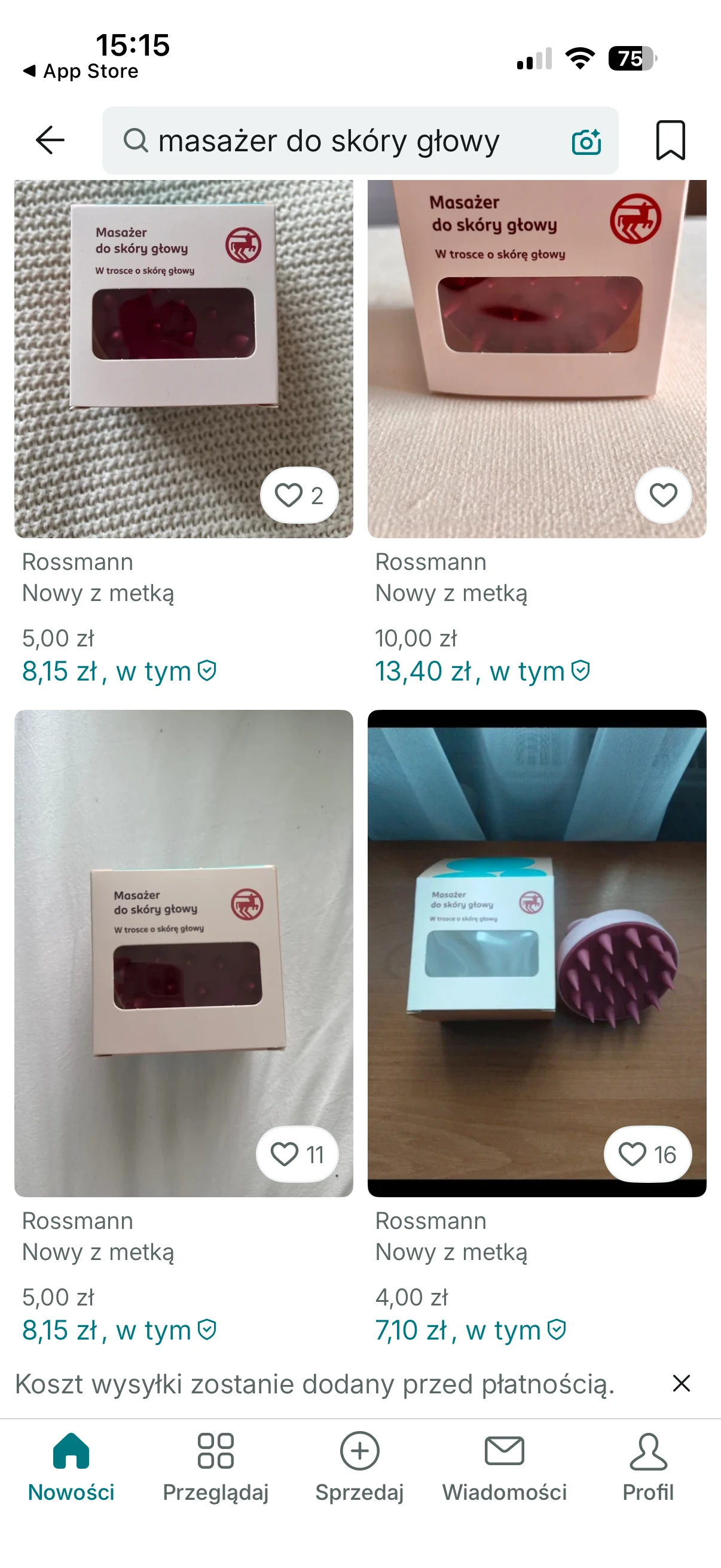 Nowe masażery do skóry głowy marki Rossmann w oryginalnych opakowaniach, widoczne zarówno pojedynczo, jak i w kilku ujęciach, jeden z nich wyjęty z pudełka i umieszczony obok na drewnianej powierzchni.