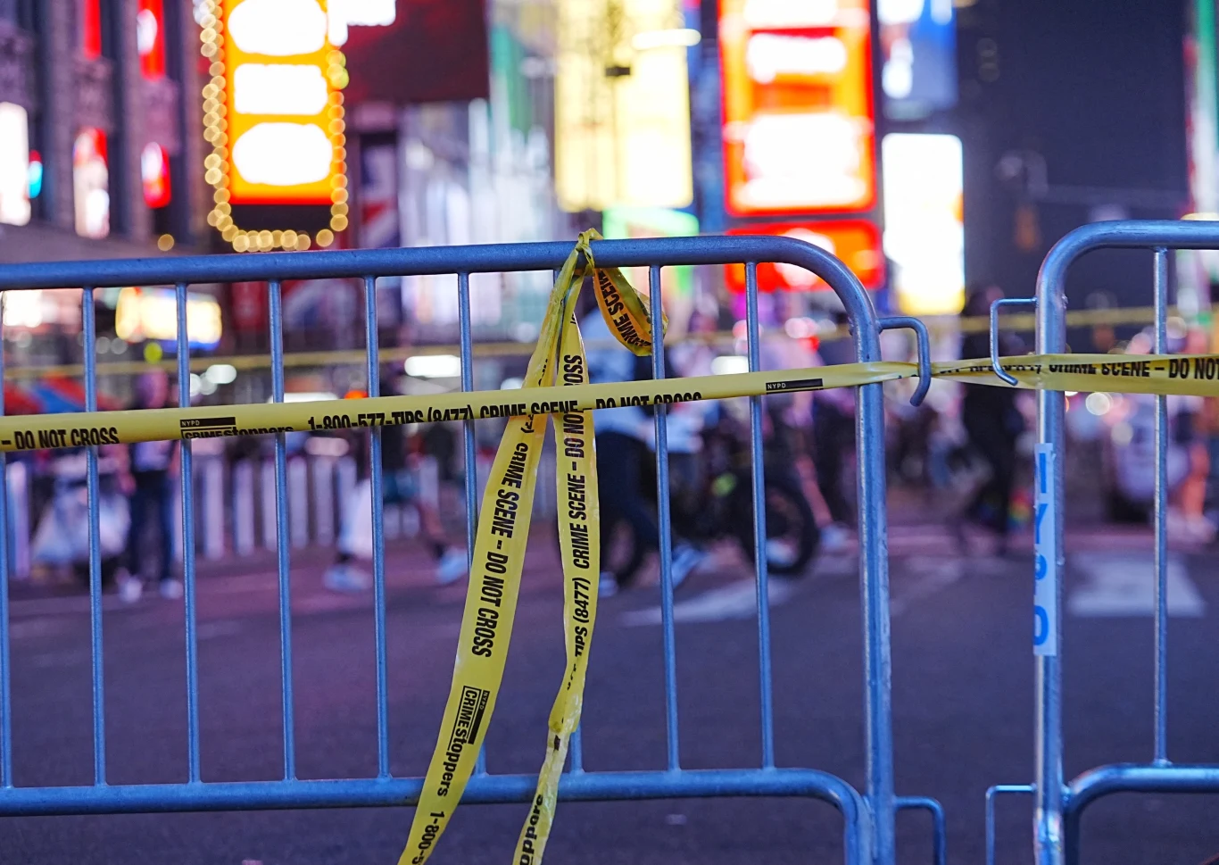 Atak nożem na Times Square. Nie żyje wiceprezes Bank of America Policyjna taśma z napisem 'do not cross' i metalowe barierki na Times Square, w tle miejskie neony.