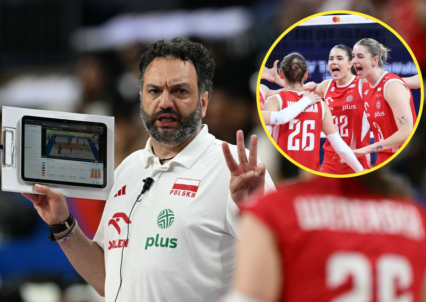 Stefano Lavarini chce poprowadzić polskie siatkarki do medalu Stefano Lavarini pokazuje taktykę na tablecie, trzymając trzy palce w górze; obok zawodniczki Polski świętują