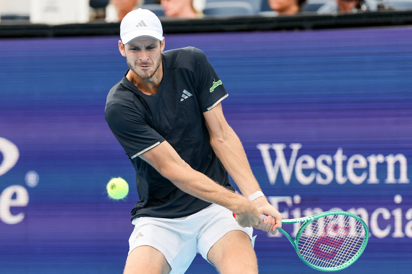 Hubert Hurkacz w II rundzie US Open 2026 zagra z Benem Sheltonem Hubert Hurkacz w ciemnej koszulce i białej czapce wykonuje oburęczne uderzenie rakietą podczas meczu US Open 2026