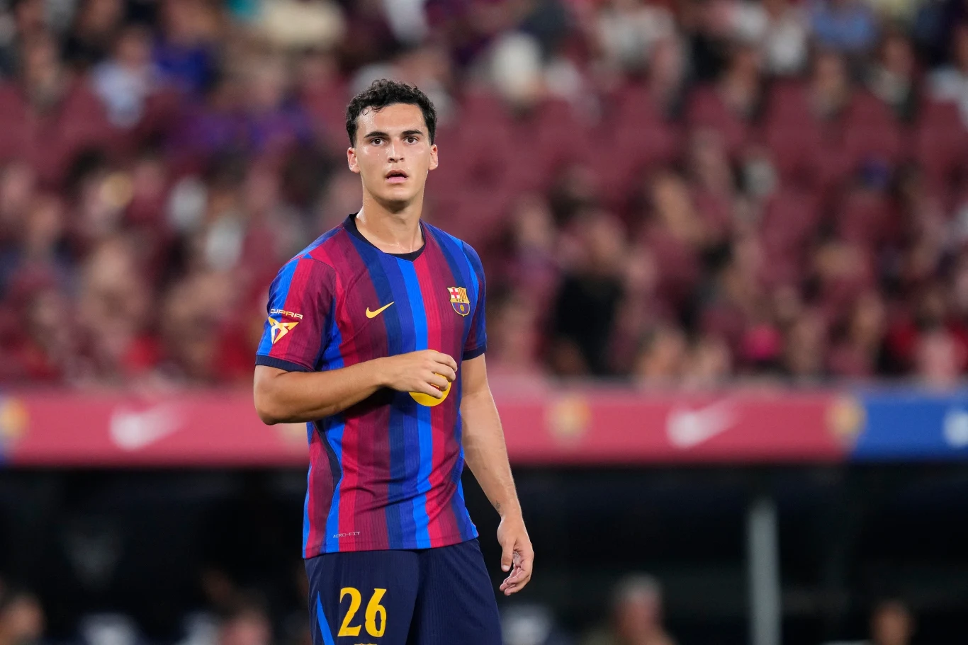 Alvaro Cortes Piłkarz w stroju FC Barcelony z numerem 26 na szortach stoi na boisku podczas meczu.
