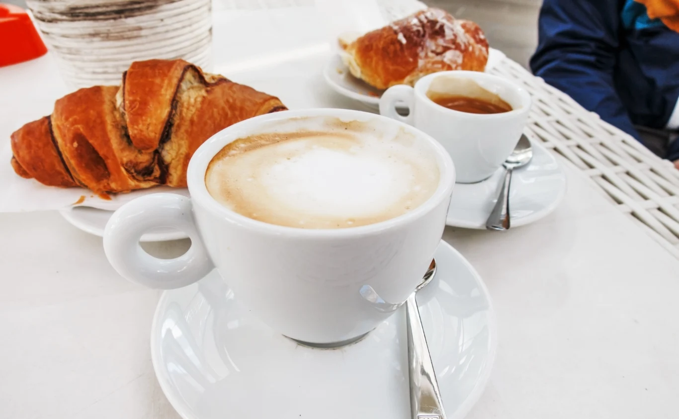 Włosi od razu wiedzą, że to polscy turyści. Zdradza nas jeden poranny nawyk Filiżanka cappuccino z pianką na spodeczku, łyżeczka, świeży rogalik i czarna kawa w małej filiżance.