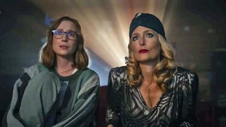  Hannah Einbinder i Gillian Anderson w scenie z filmu "Miłość, śmierć i dojrzewanie w Camp Miasma"