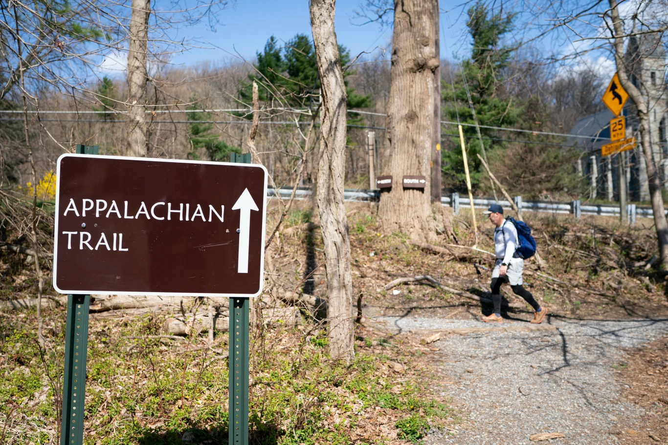 Szlak Appalachów jest pieszym szlakiem turystycznym, biegnącym wzdłuż amerykańskiej części Appalachów. Tablica informacyjna Appalachian Trail oraz pieszy turysta z plecakiem na leśnym szlaku