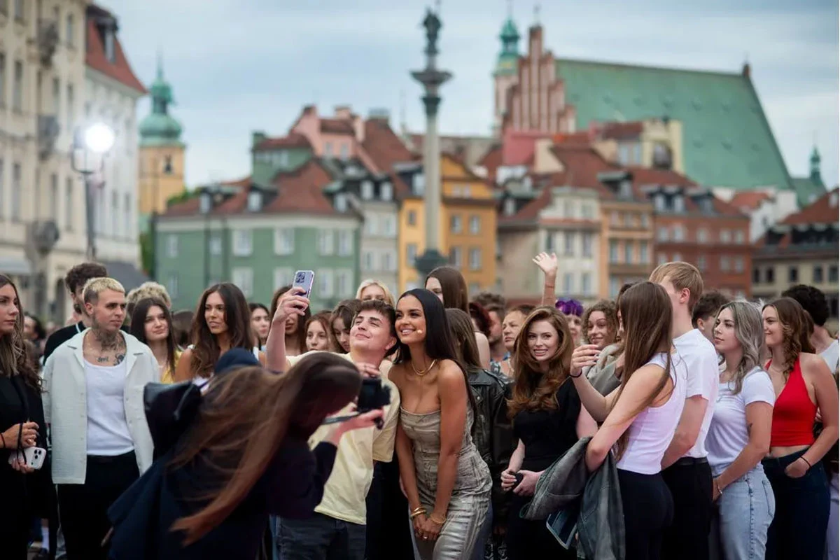 Klaudia El Dursi podczas castingu do "Top Model" Klaudia El Dursi na castingu do "Top Model", grupa młodych osób na placu miejskim, w tle kamienice Starego Miasta