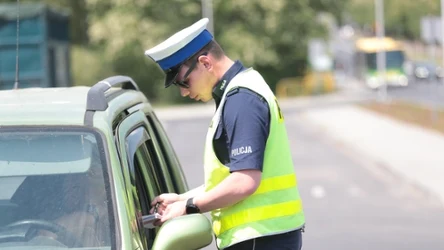 Czy do stłuczki trzeba wzywać policję? Kiedy funkcjonariusz wystawi mandat?