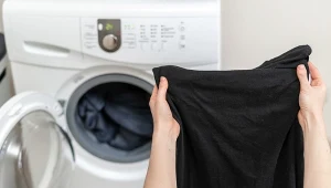 Wsyp 2 łyżeczki do prania. Czarne ubrania nie będą blaknąć