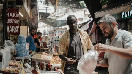 Omar Sy w scenie z filmu "Ktoś całkiem obcy"
